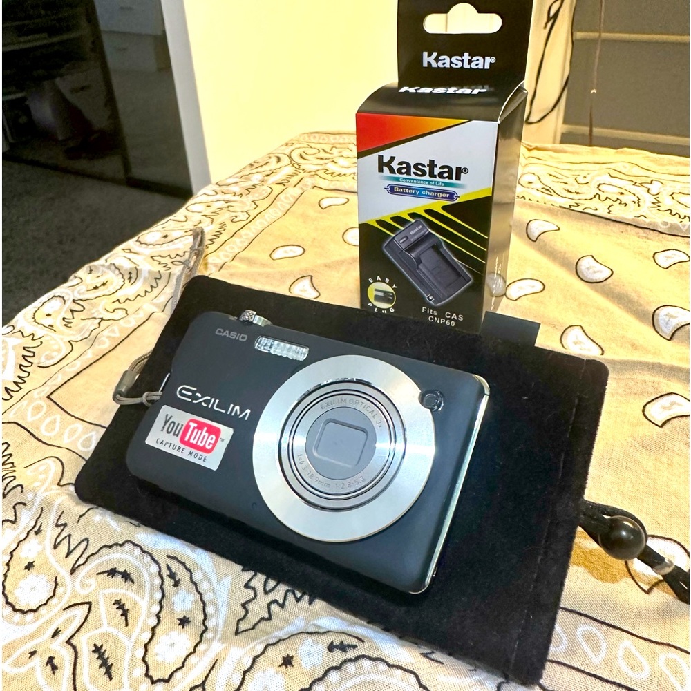 Casio Exilim EX-S10 Digital Camera (Gray), Case & NEW IN BOX battery charger